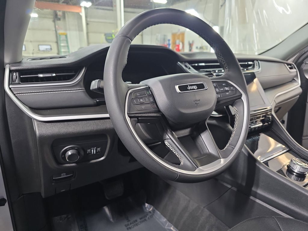 Used 2023 Jeep Grand Cherokee Laredo image 15