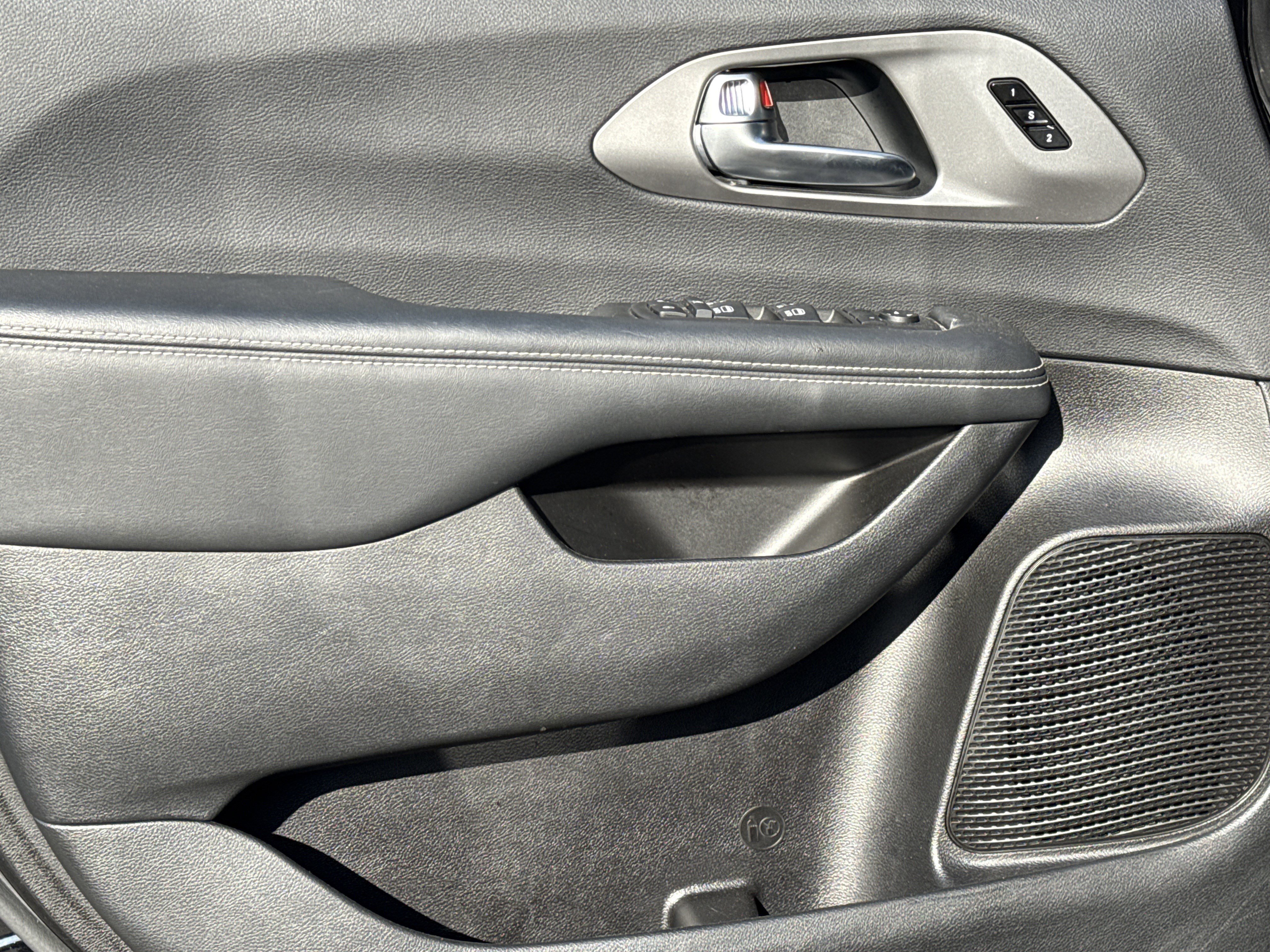 Used 2025 Chrysler Pacifica Select FWD image 13