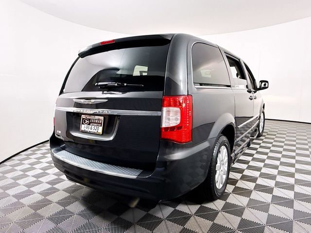 Used 2011 Chrysler Town & Country Touring-L w/ Entertainment Group #2 FWD image 22
