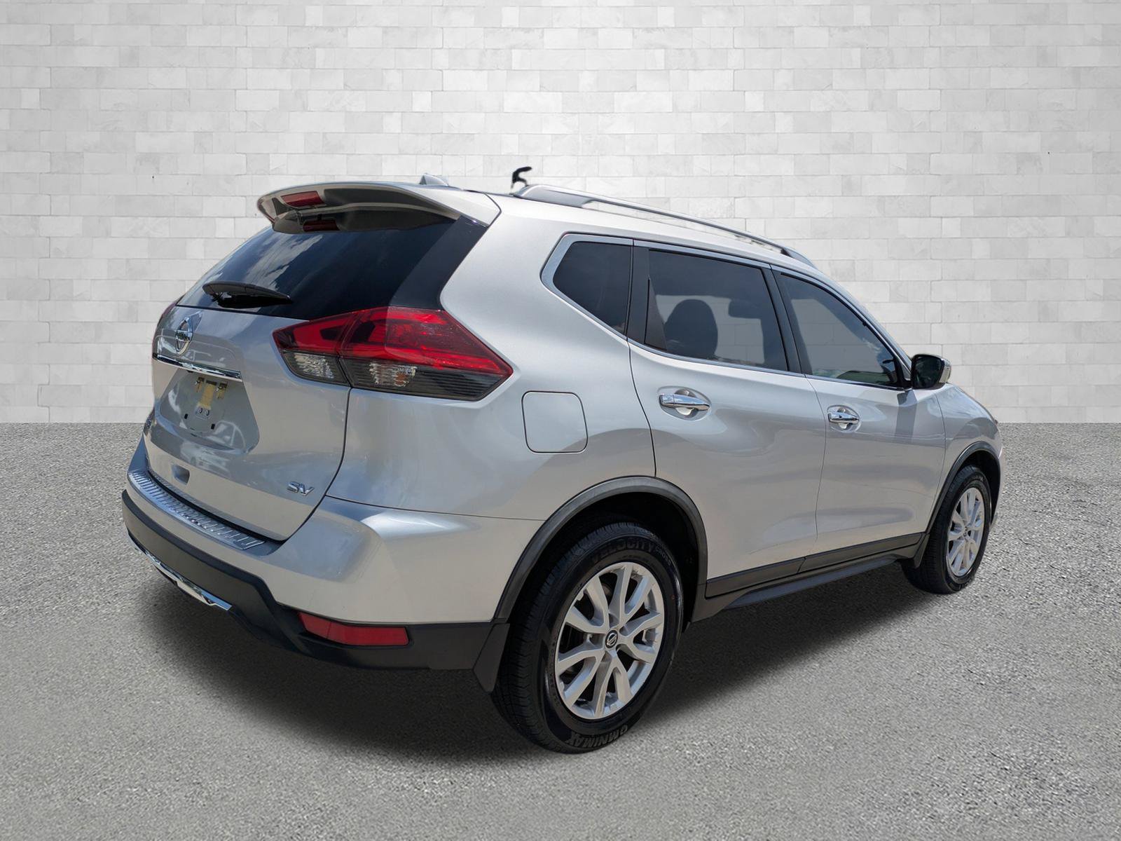 Used 2018 Nissan Rogue SV FWD image 2