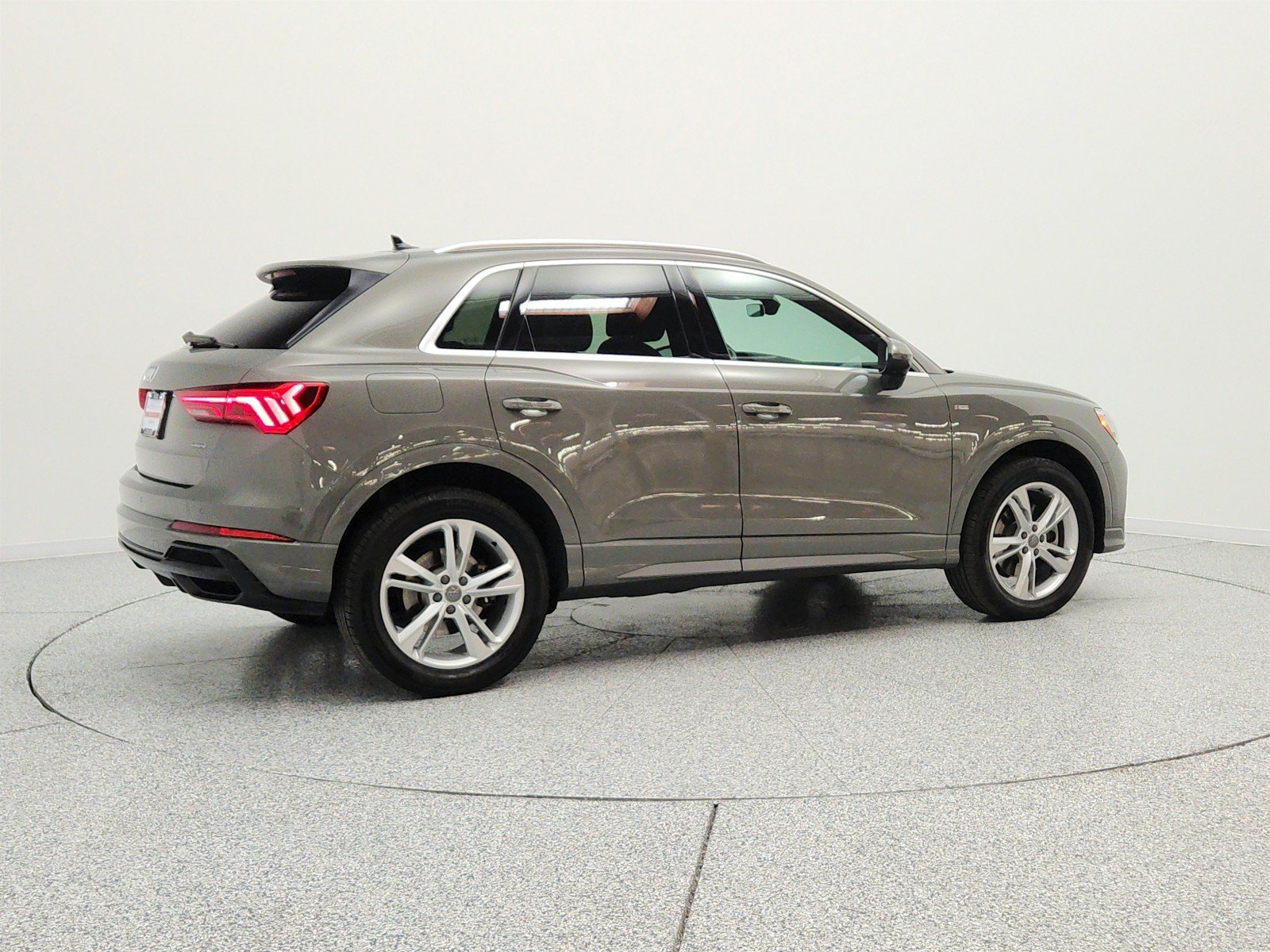 Used 2020 Audi Q3 2.0T Premium w/ Convenience Package AWD/4WD image 5