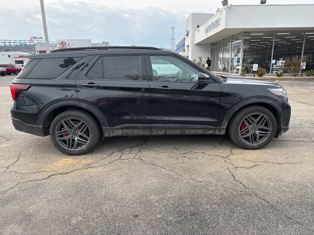 Used 2025 Ford Explorer ST image 2
