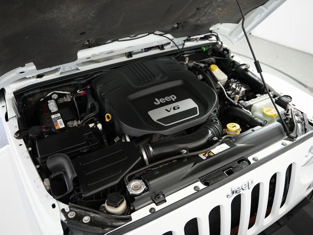 Used 2015 Jeep Wrangler Unlimited Sahara w/ Connectivity Group image 52