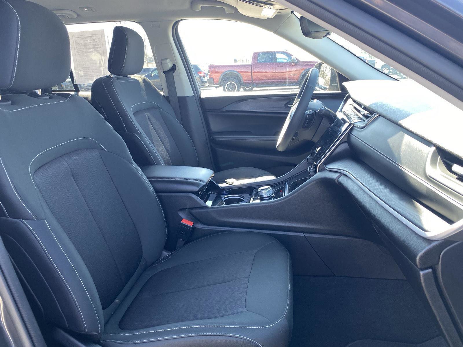 Used 2023 Jeep Grand Cherokee Laredo image 38