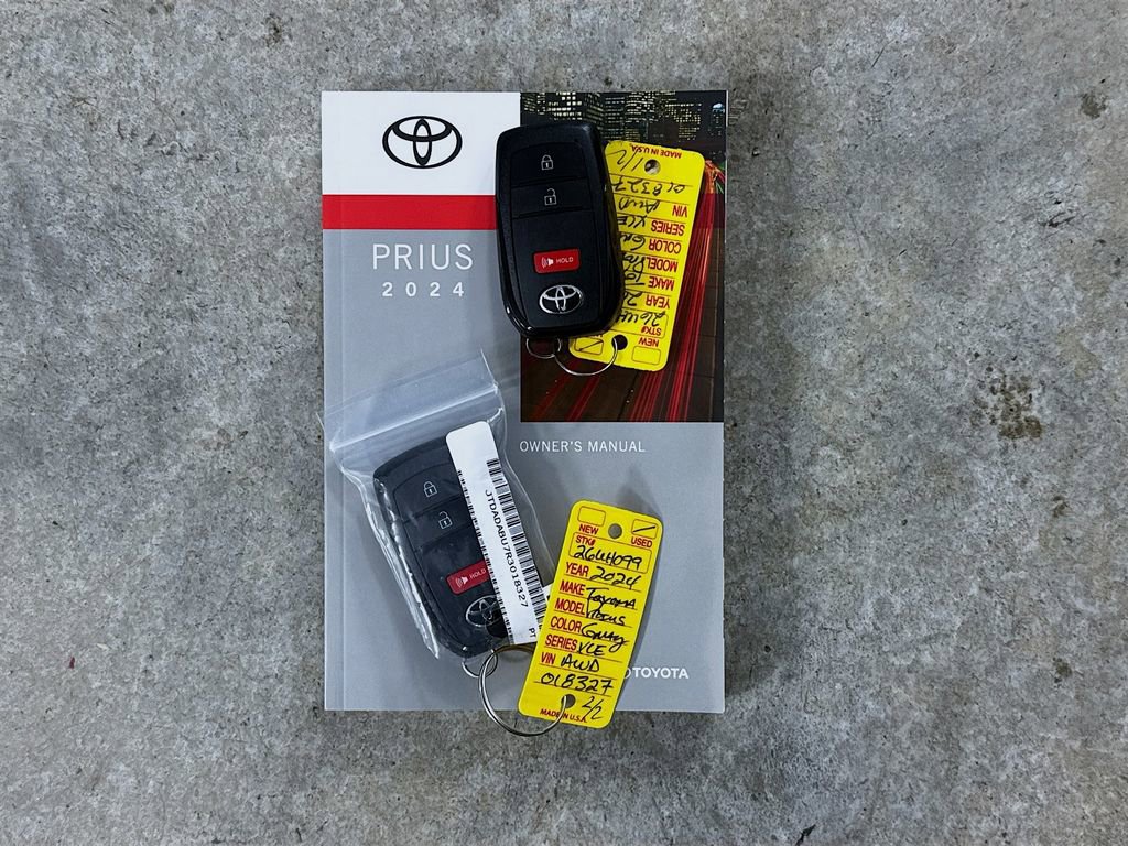 Used 2024 Toyota Prius XLE AWD/4WD image 35