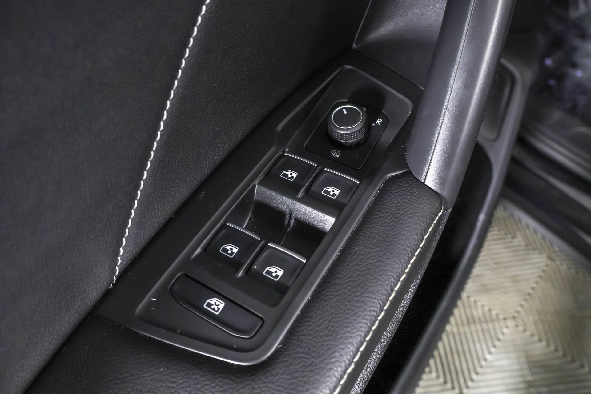 Used 2022 Volkswagen Tiguan SE image 35