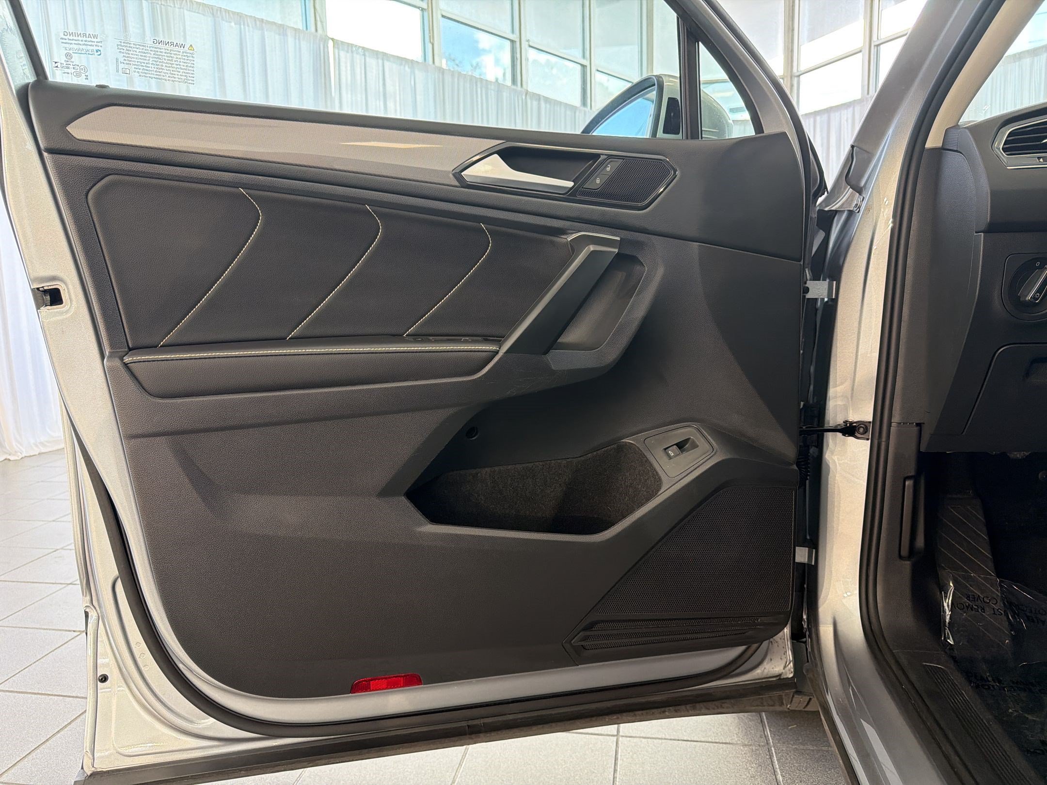 Certified 2024 Volkswagen Tiguan SE w/ Panoramic Sunroof Package AWD/4WD image 25