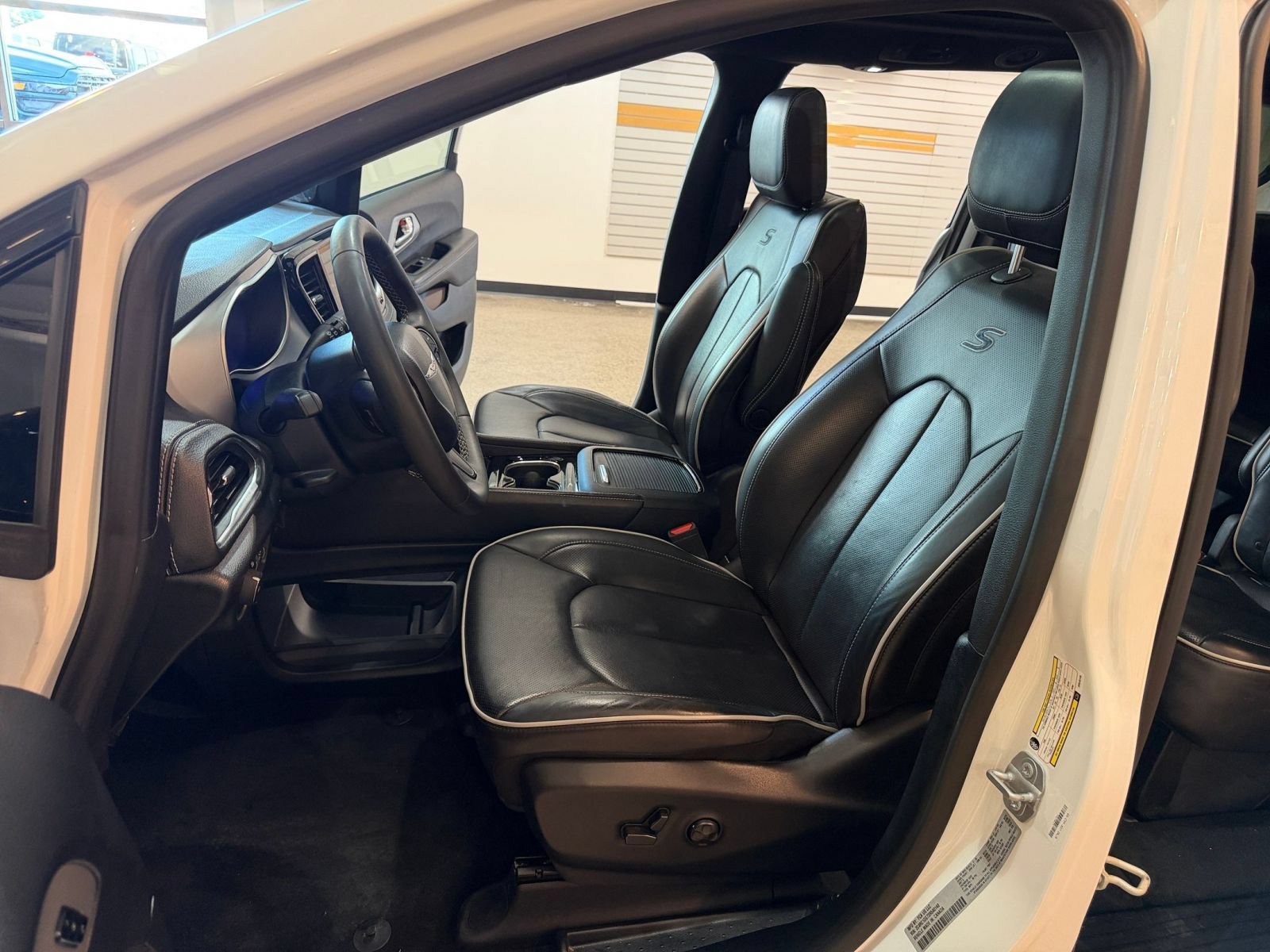 Used 2025 Chrysler Pacifica Limited FWD image 28