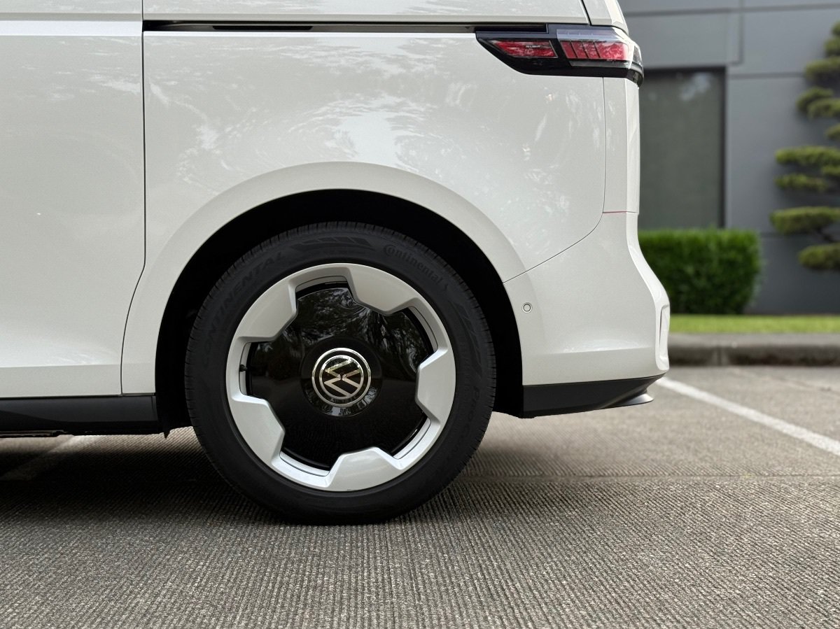 Used 2025 Volkswagen ID. Buzz Pro S RWD image 11
