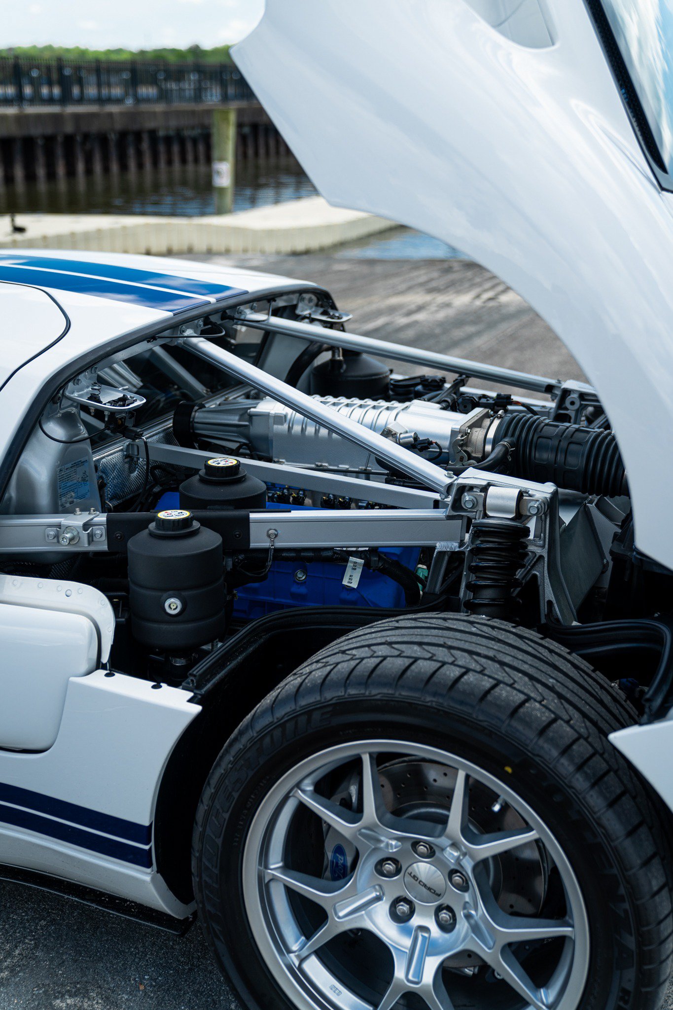 Used 2006 Ford GT RWD image 10