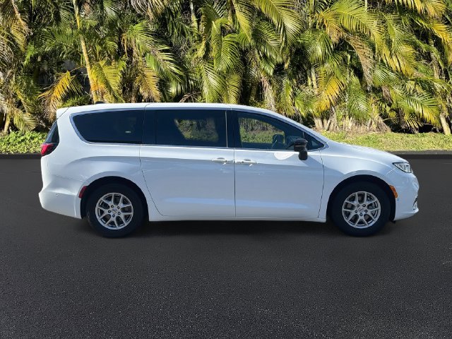 Used 2025 Chrysler Pacifica Select FWD image 4