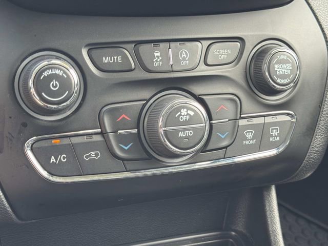 Used 2019 Jeep Cherokee Limited w/ Luxury Group FWD image 30