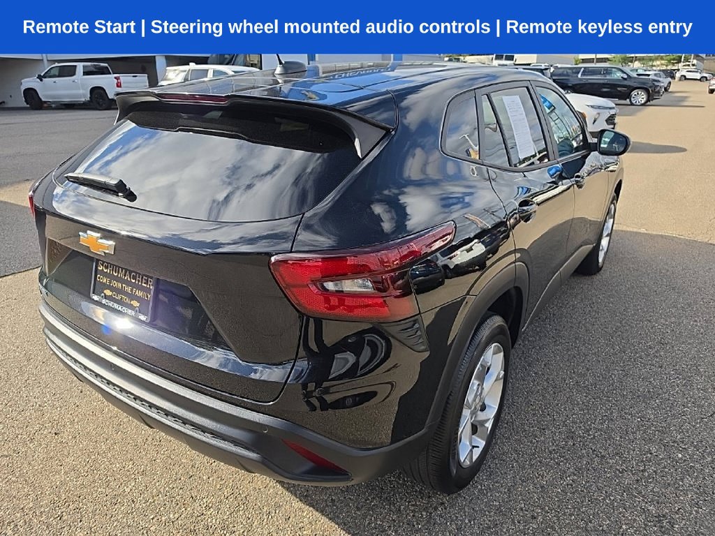 Used 2025 Chevrolet Trax LS w/ LS Convenience Package FWD image 3