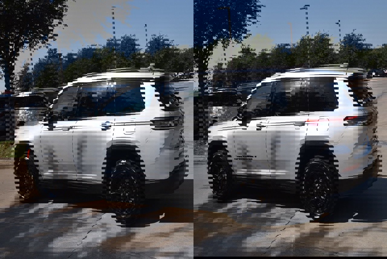 Used 2024 Jeep Grand Cherokee L Laredo image 11