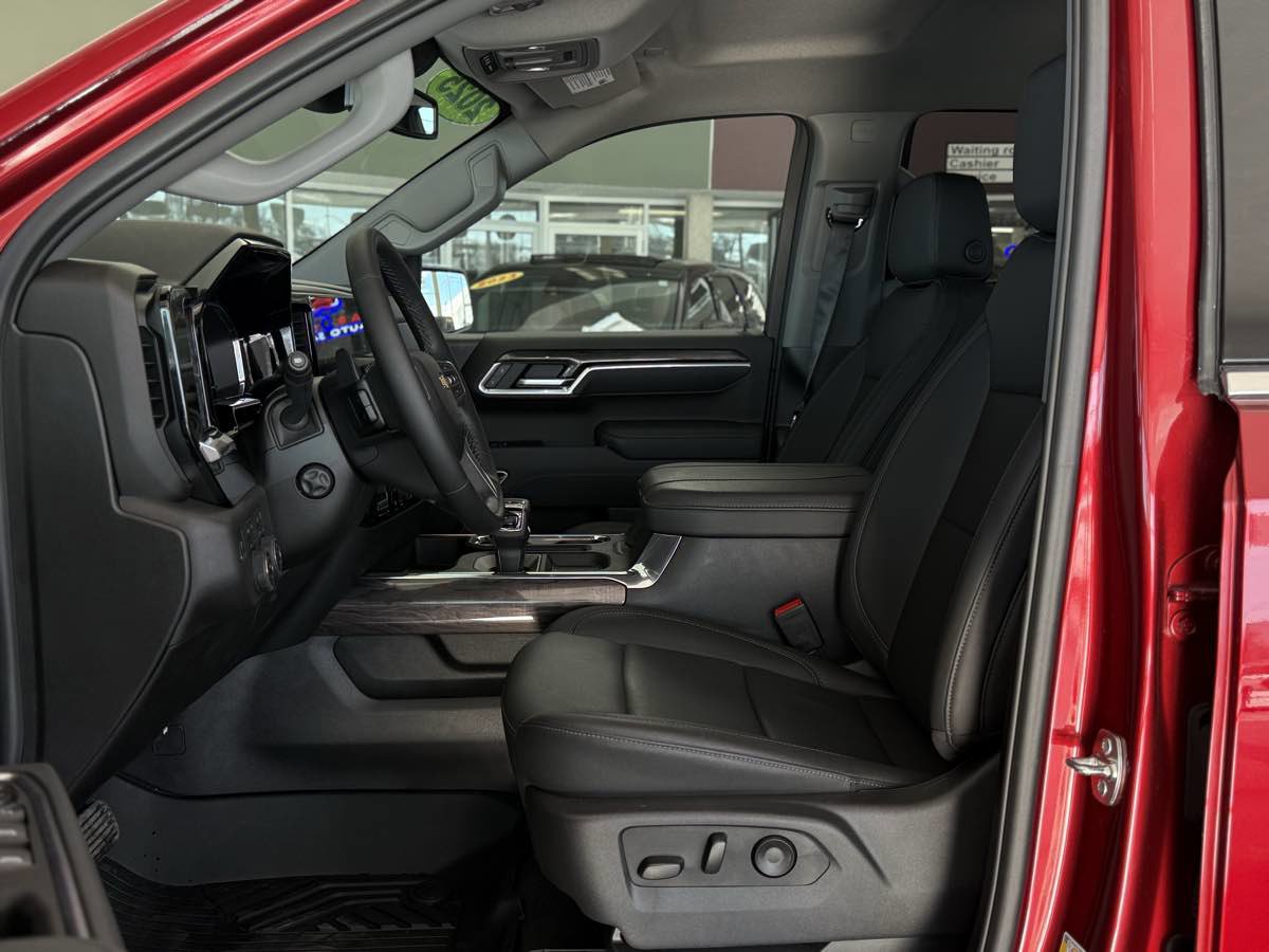 Used 2025 Chevrolet Silverado 1500 LTZ image 24