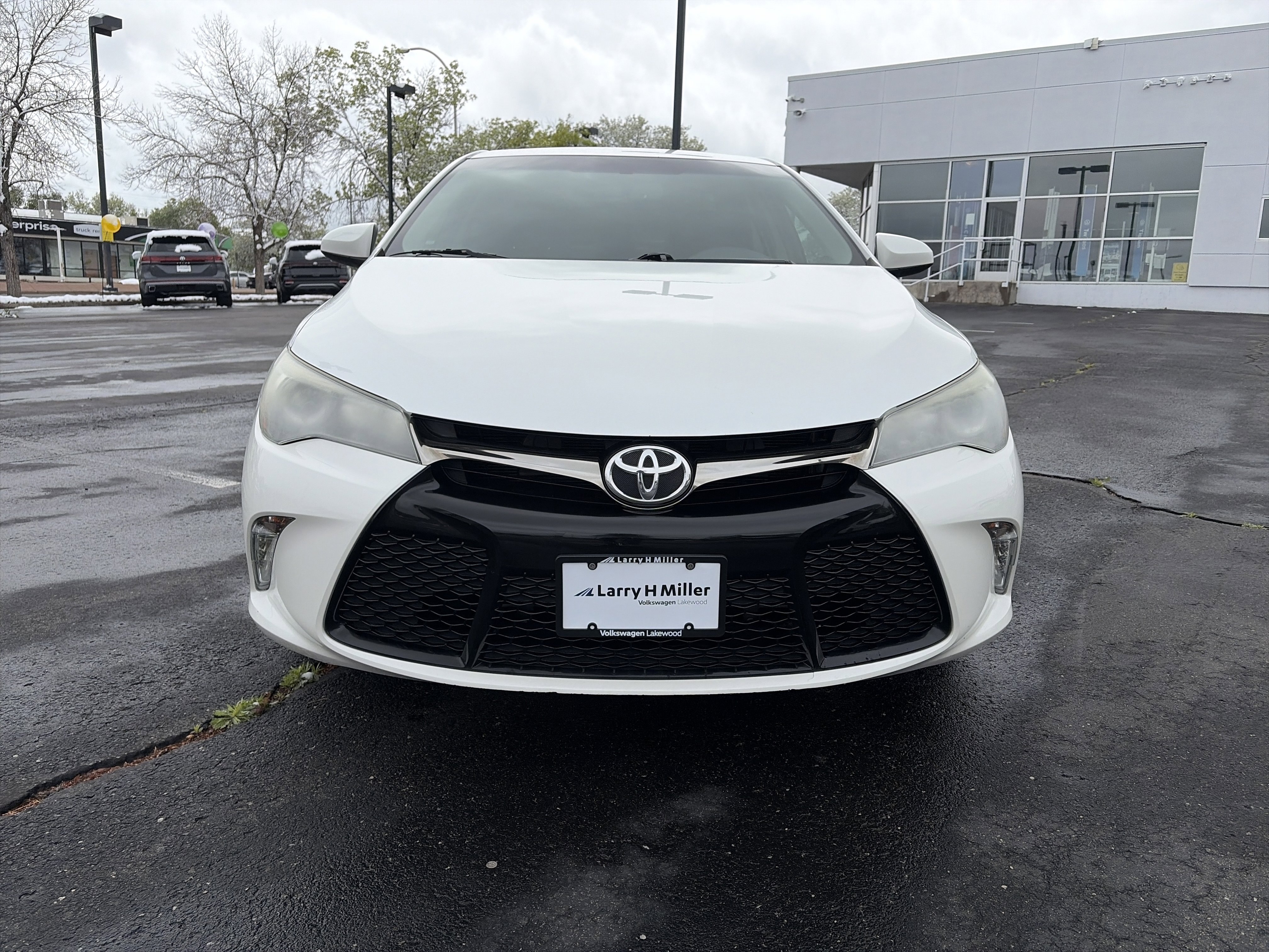 Used 2017 Toyota Camry XSE w/ Moonroof Package FWD image 3