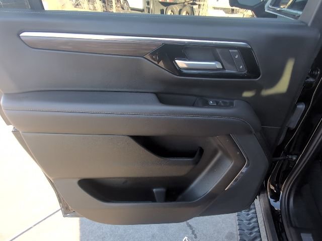 Used 2025 Chevrolet Suburban Z71 image 21