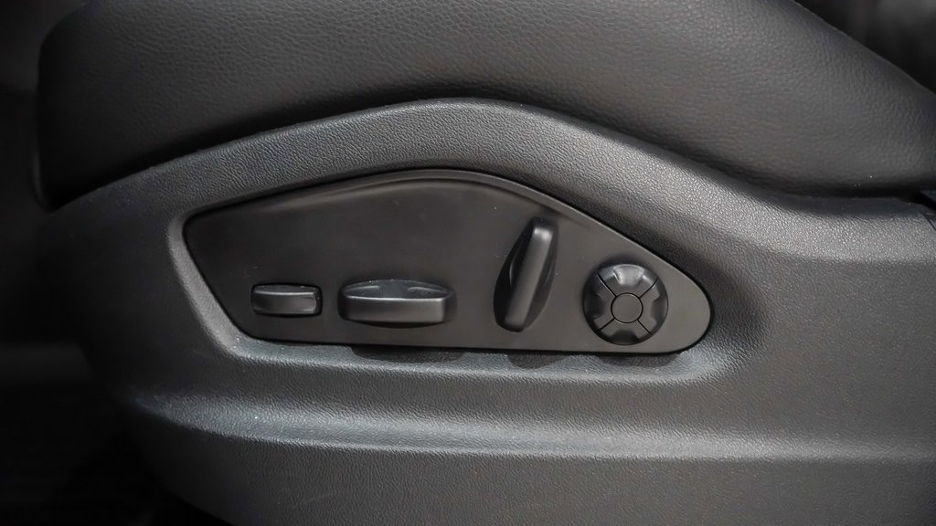 Certified 2025 Porsche Cayenne image 24