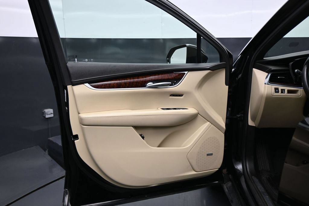 Used 2017 Cadillac XT5 Luxury w/ Driver Awareness Package FWD image 10