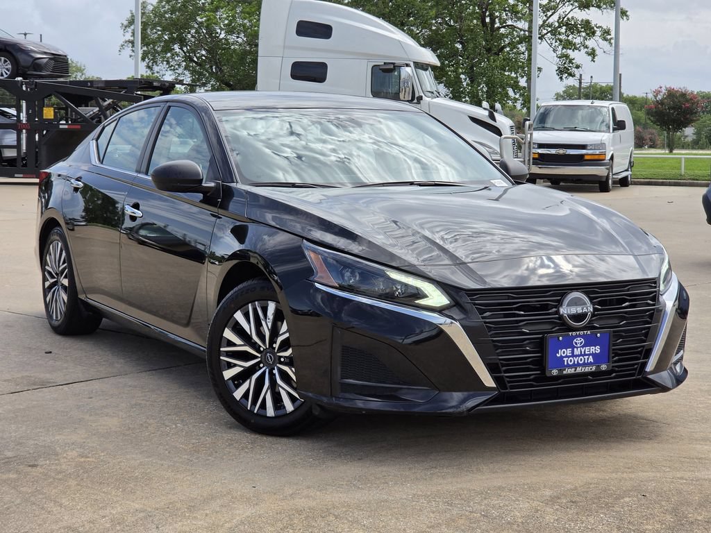Used 2024 Nissan Altima 2.5 SV FWD image 2