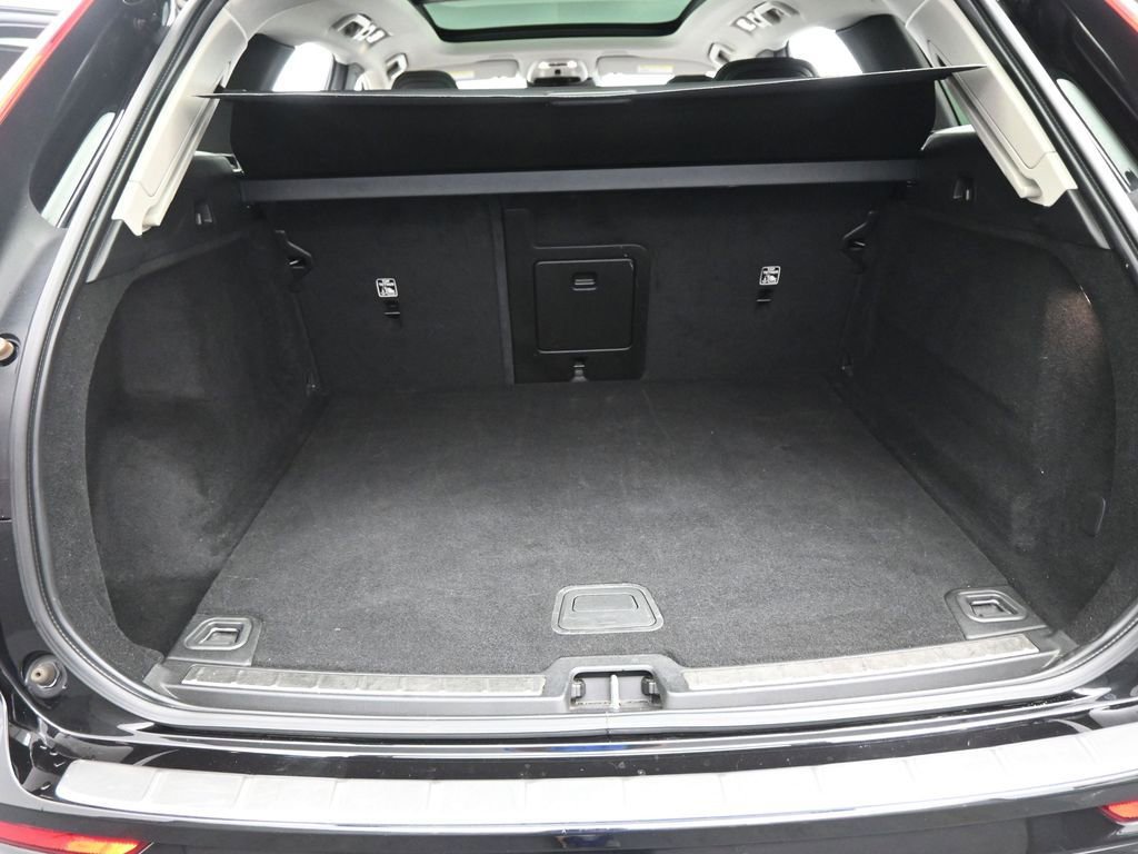 Used 2021 Volvo XC60 T5 Momentum w/ Premium Package image 22