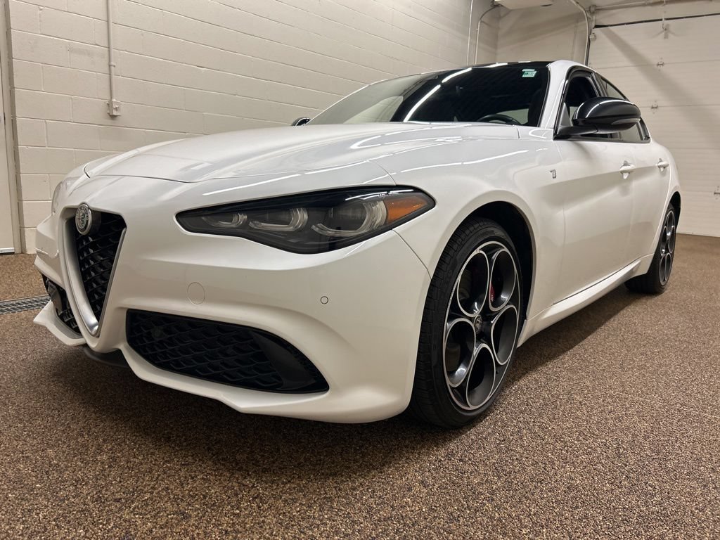 Used 2024 Alfa Romeo Giulia Ti AWD/4WD image 5