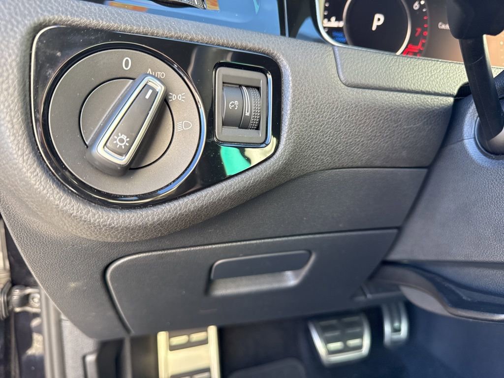 Used 2019 Volkswagen Golf R 4-Door image 24