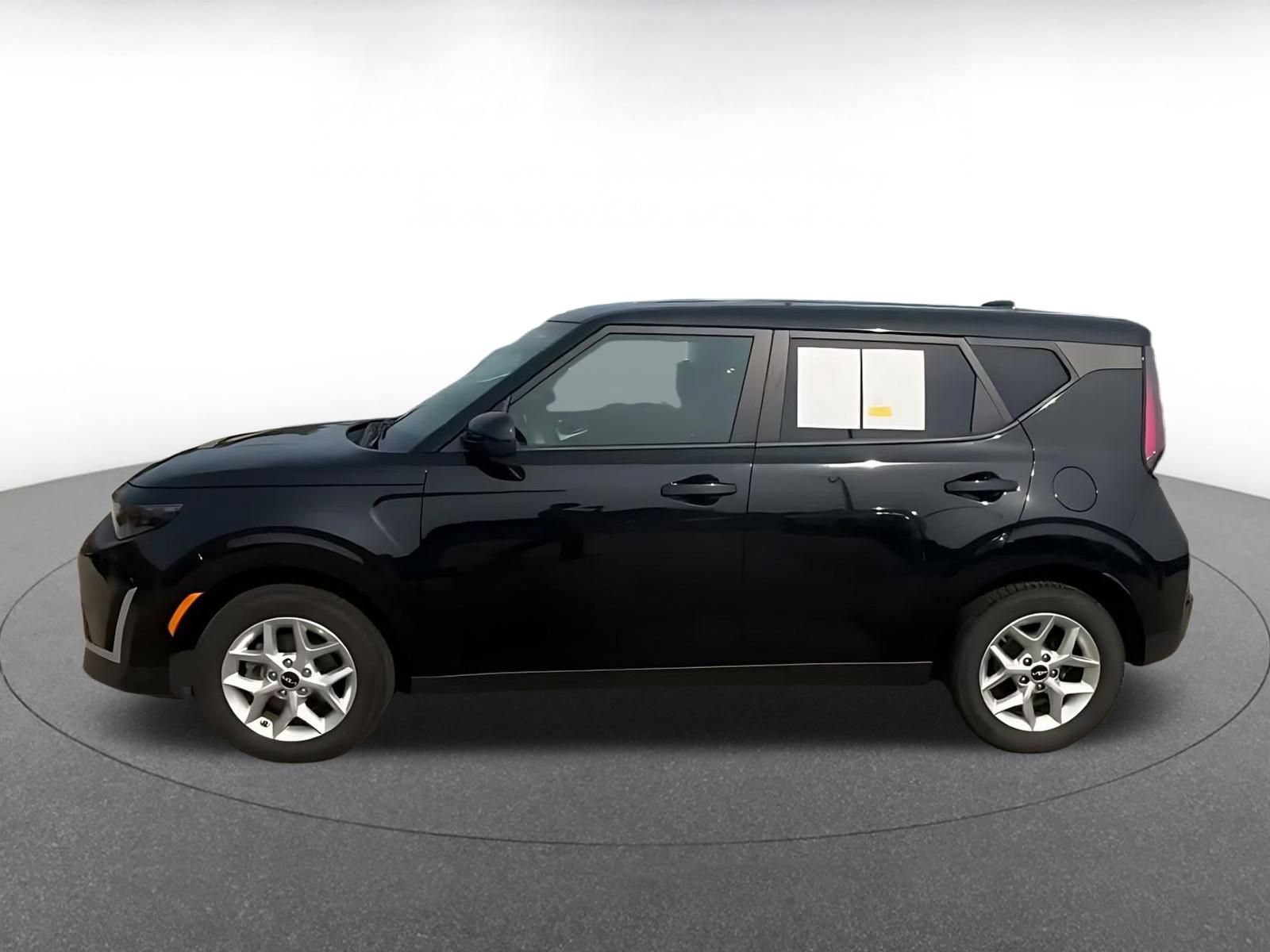 Used 2025 Kia Soul LX w/ LX Technology Package FWD image 8