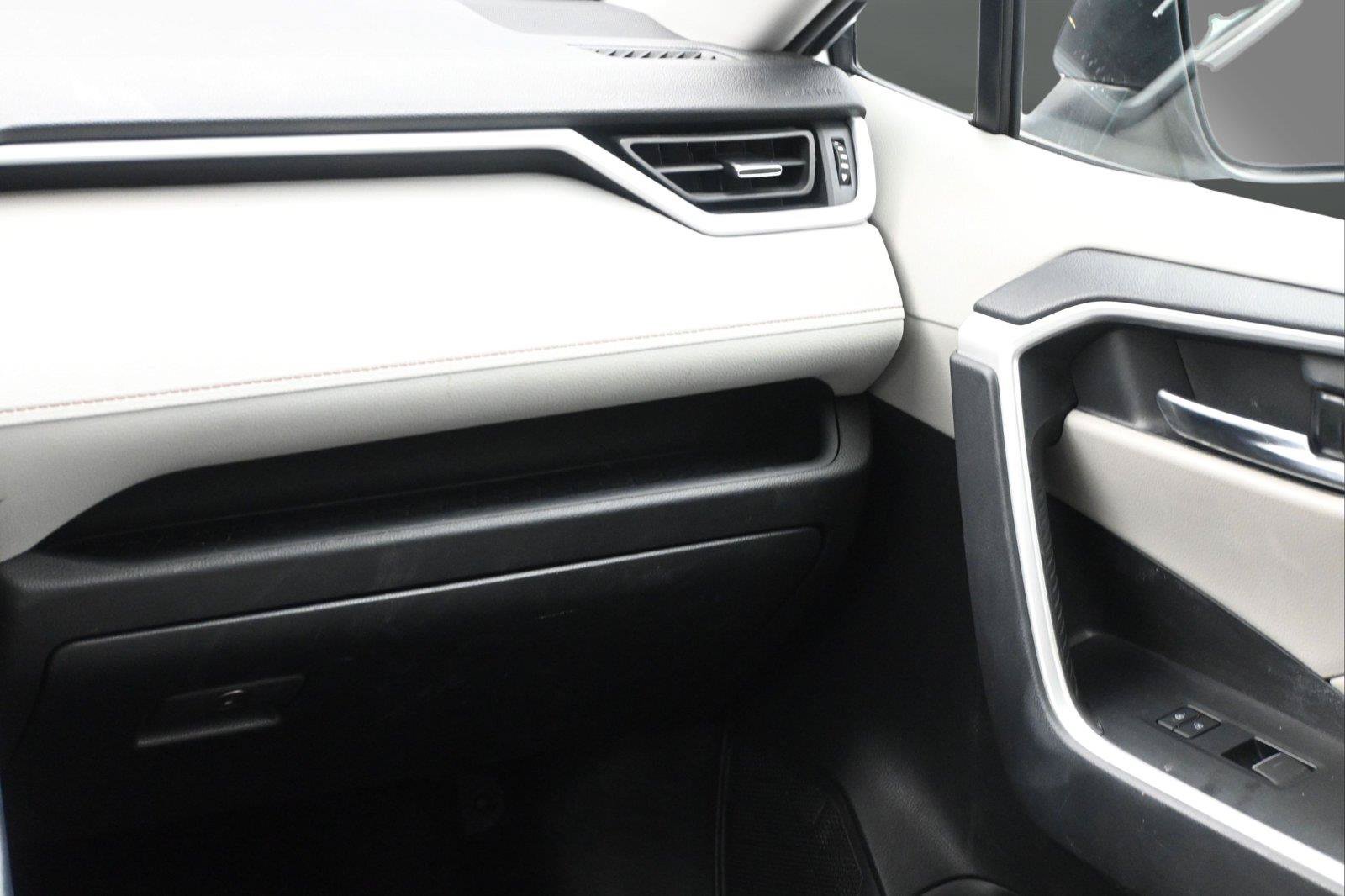 Used 2022 Toyota RAV4 XLE Premium AWD/4WD image 11
