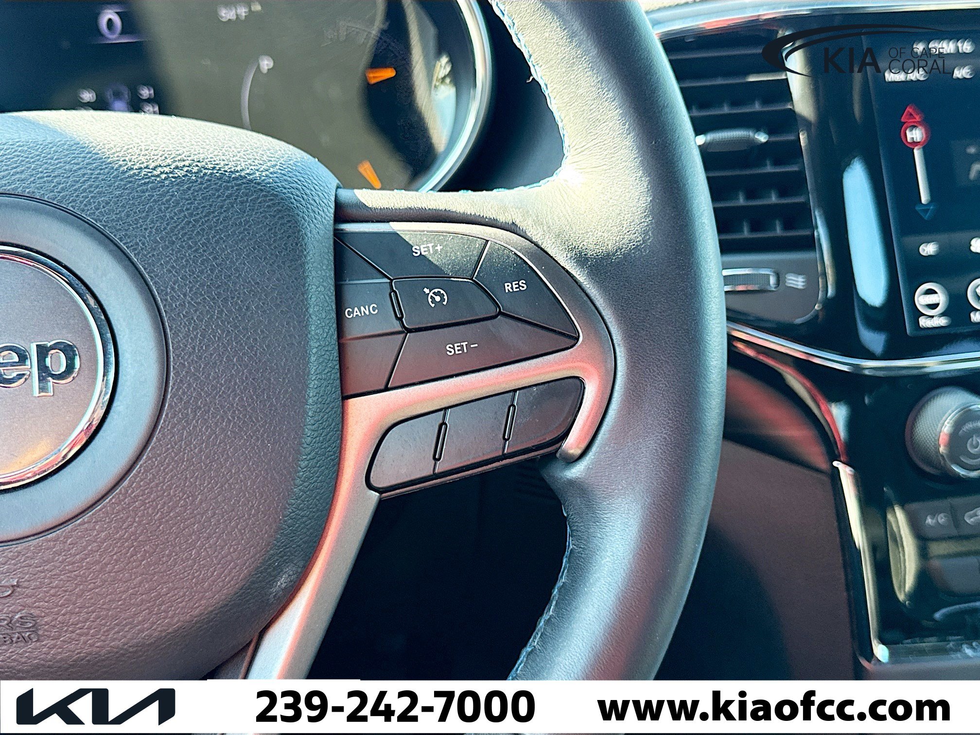 Used 2019 Jeep Grand Cherokee Laredo image 36