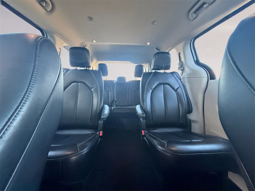 Used 2024 Chrysler Pacifica Touring-L image 18