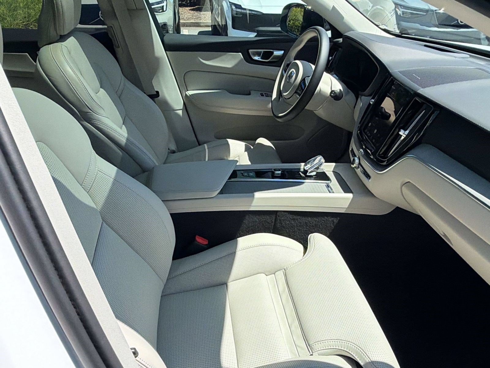 Certified 2024 Volvo XC60 T8 Ultimate w/ Protection Package Premier AWD/4WD image 24