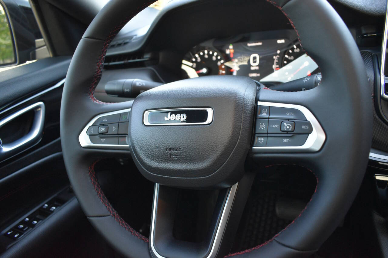 Used 2025 Jeep Compass Trailhawk w/ Sun & Sound Group AWD/4WD image 29