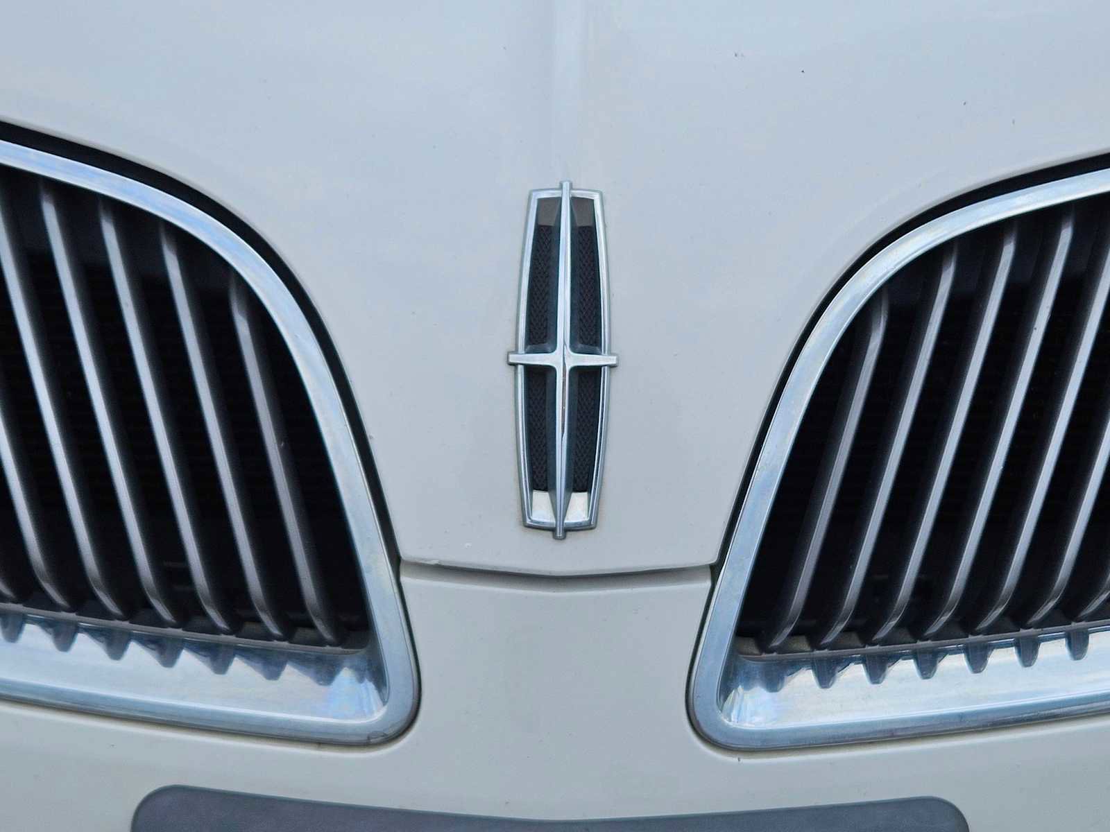 Used 2015 Lincoln MKS AWD image 11