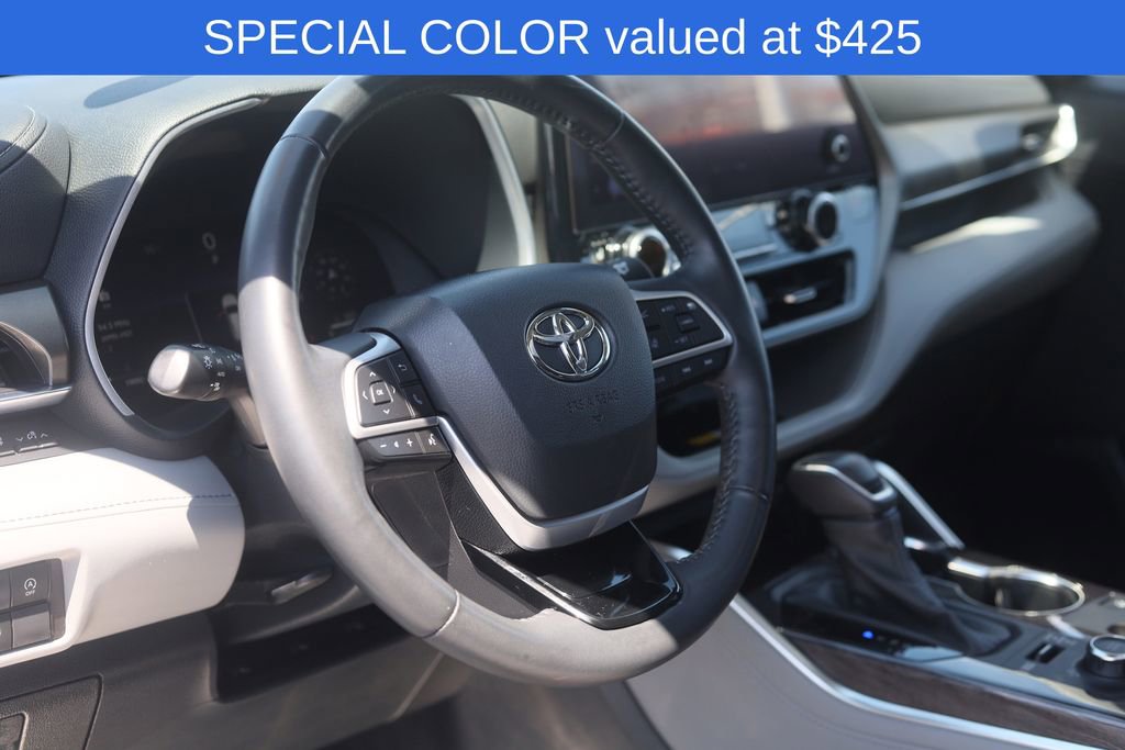Used 2023 Toyota Highlander Limited AWD/4WD image 4