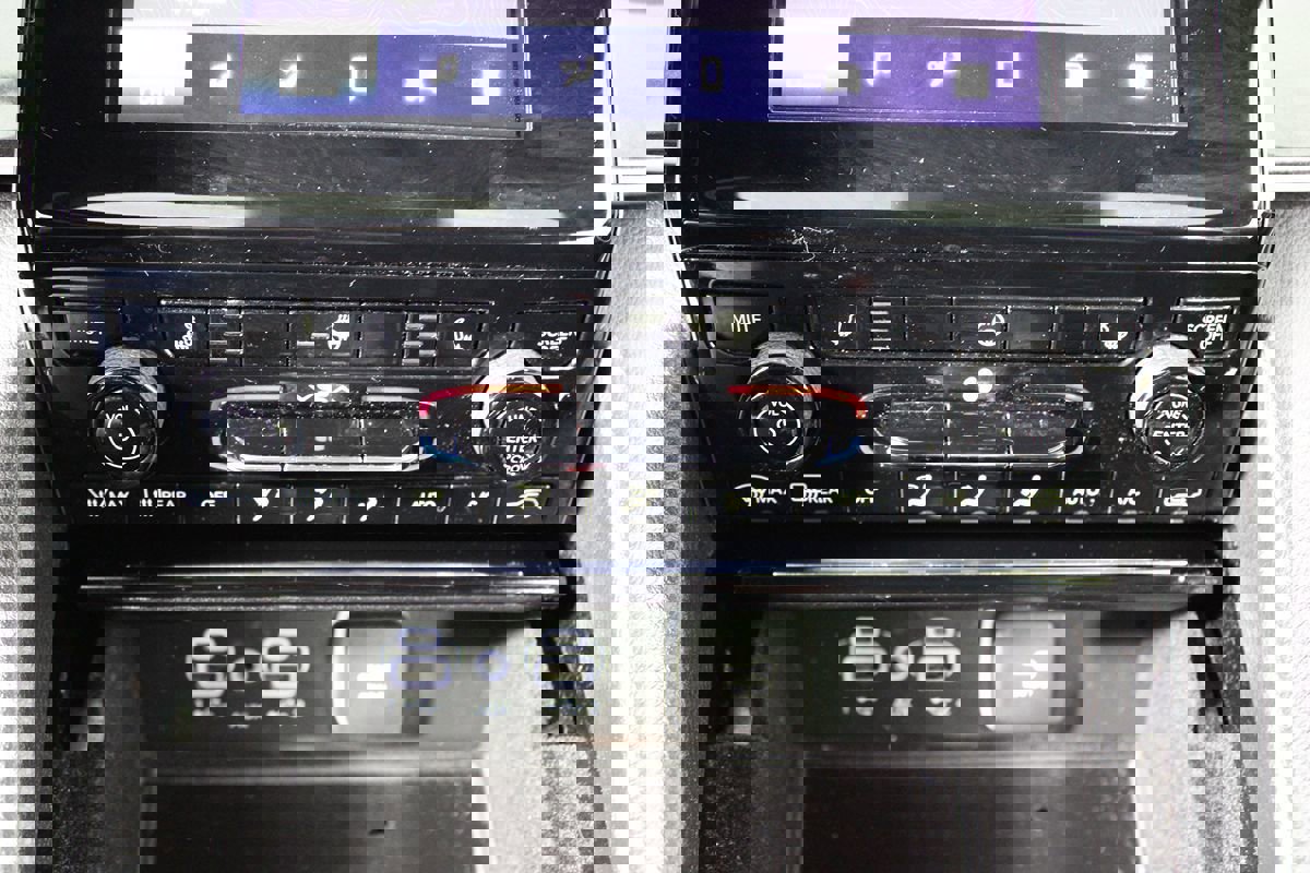 Used 2022 Jeep Grand Cherokee Altitude image 12