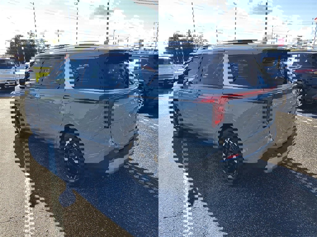 Used 2025 Kia Carnival EX image 3