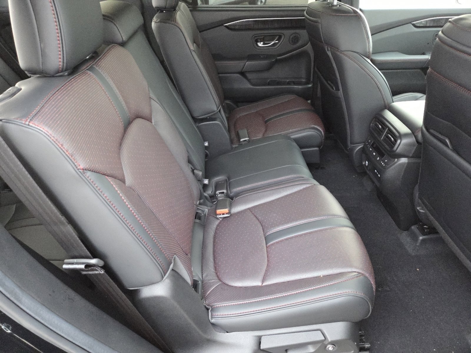 Used 2025 Honda Pilot Black Edition image 23