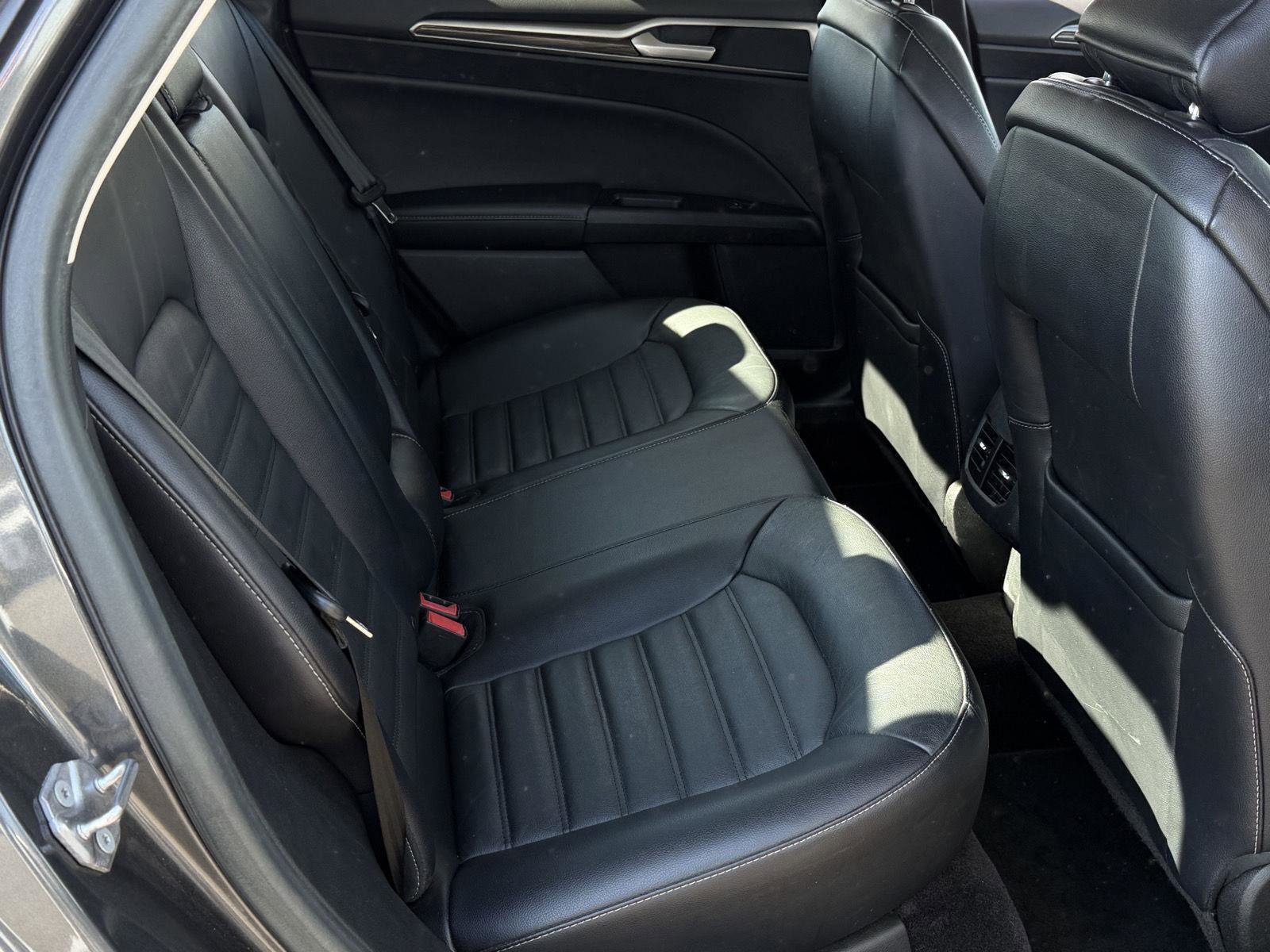 Used 2017 Ford Fusion SE w/ Fusion SE Technology Package image 24