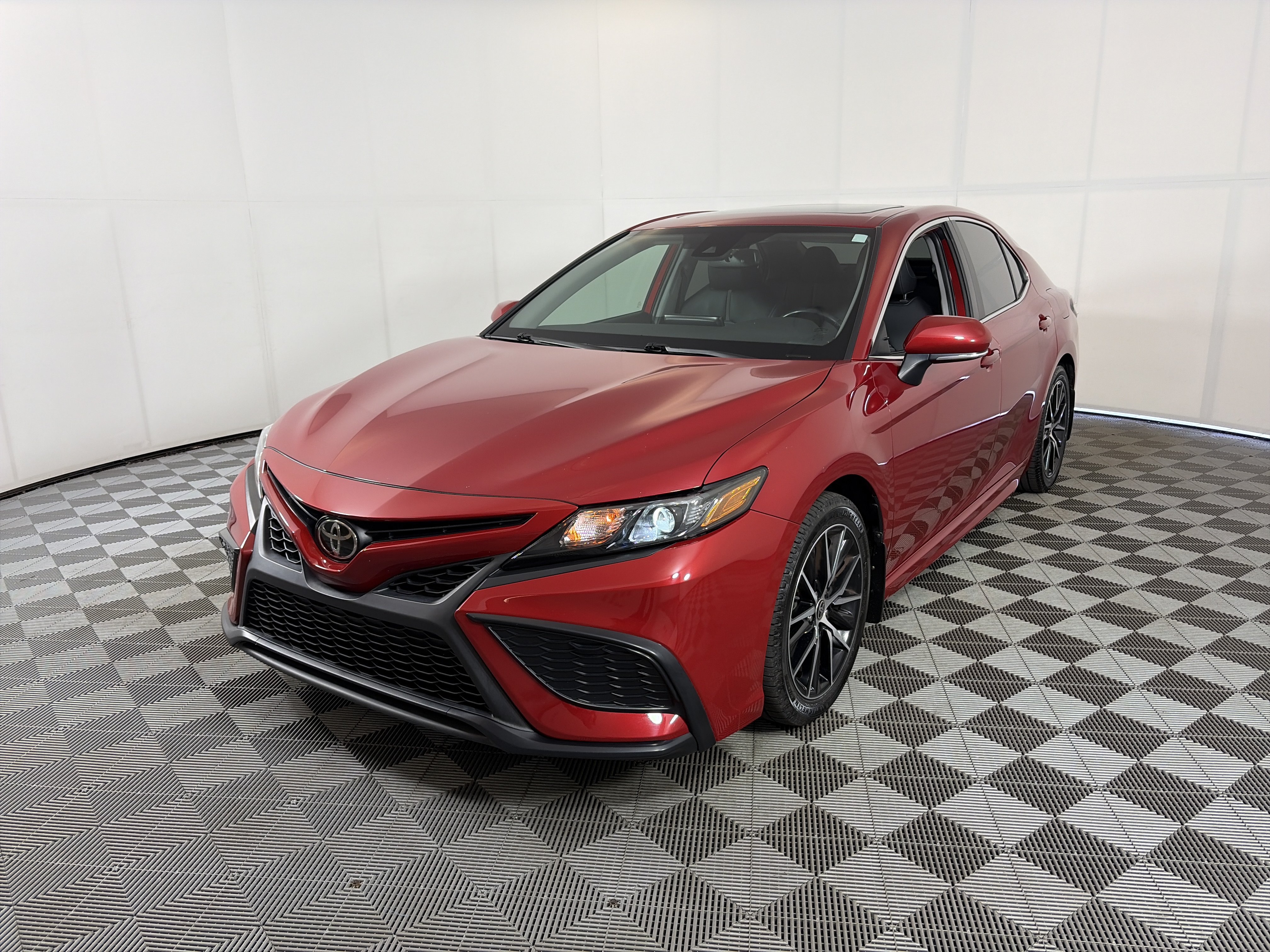 Used 2021 Toyota Camry SE FWD image 2