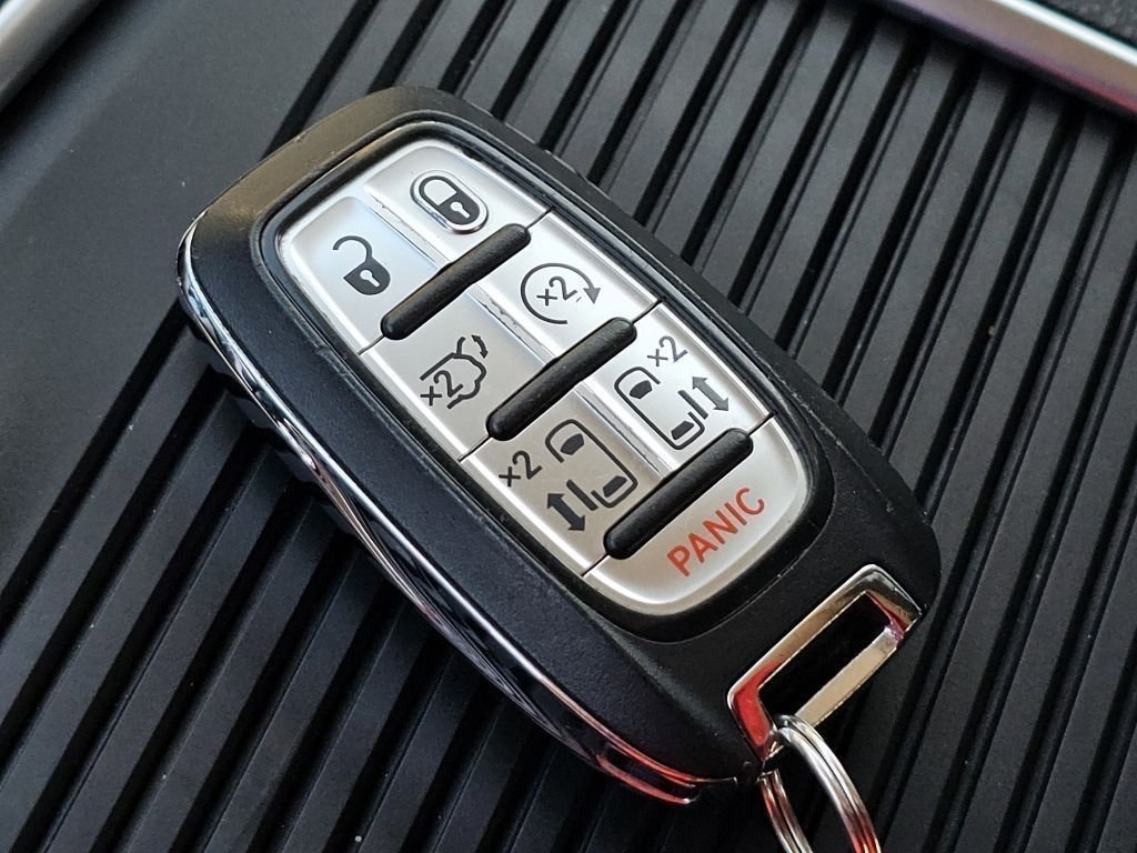 Used 2023 Chrysler Pacifica Limited AWD/4WD image 34