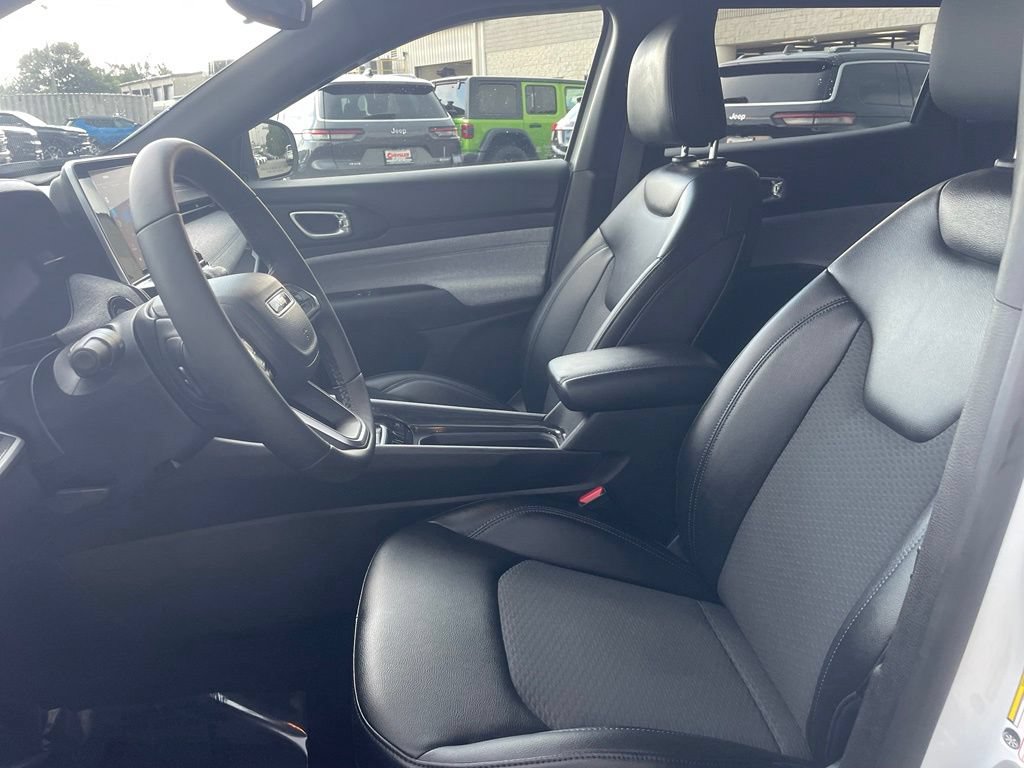 Used 2026 Jeep Compass Latitude AWD/4WD image 2