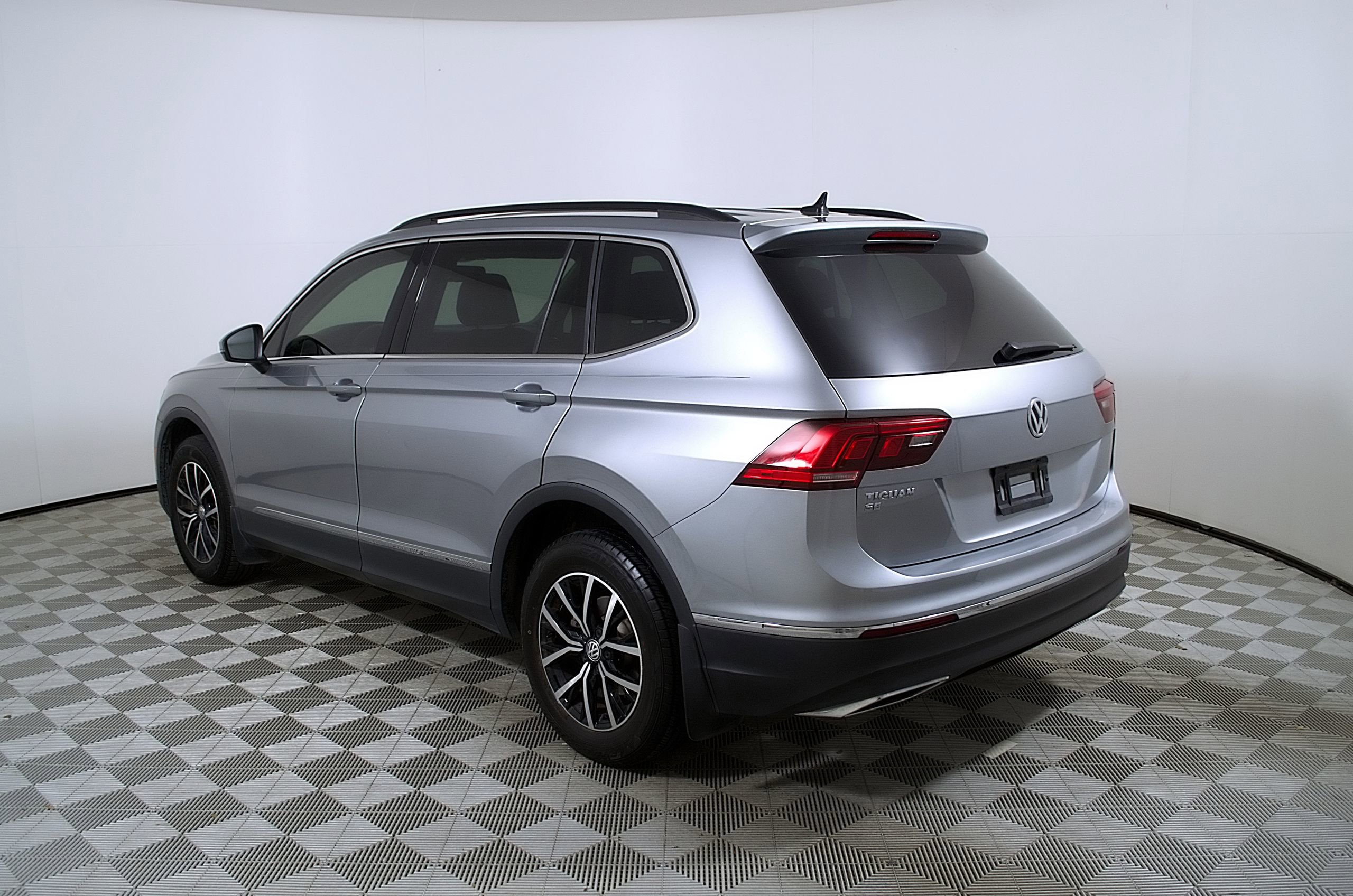 Used 2021 Volkswagen Tiguan SE FWD image 9