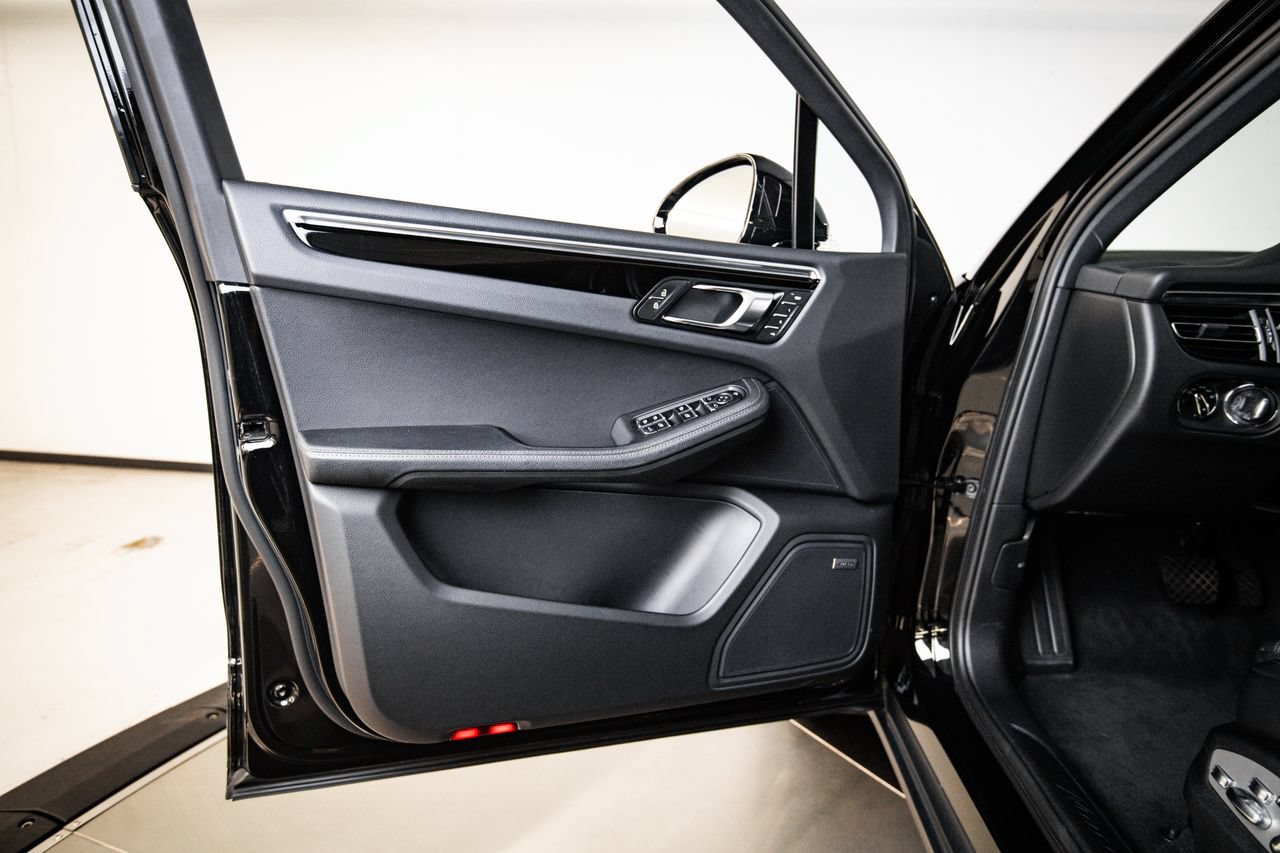 Certified 2024 Porsche Macan AWD/4WD image 23