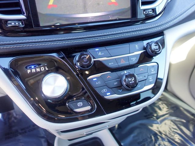 Used 2022 Chrysler Pacifica Touring-L image 19