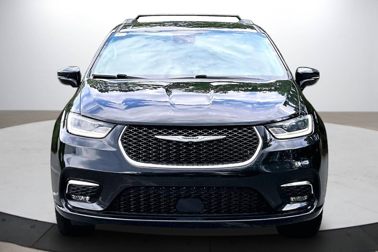 Used 2022 Chrysler Pacifica Touring-L FWD image 3