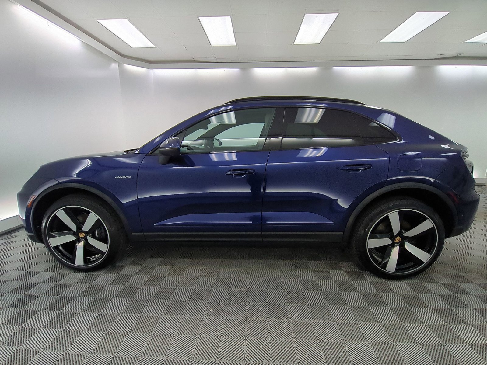 Certified 2025 Porsche Macan 4 Electric image 2