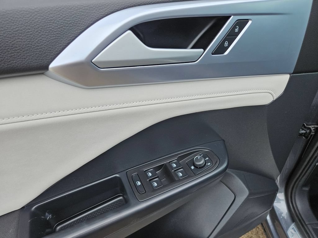 Used 2025 Volkswagen Taos SE AWD/4WD image 15