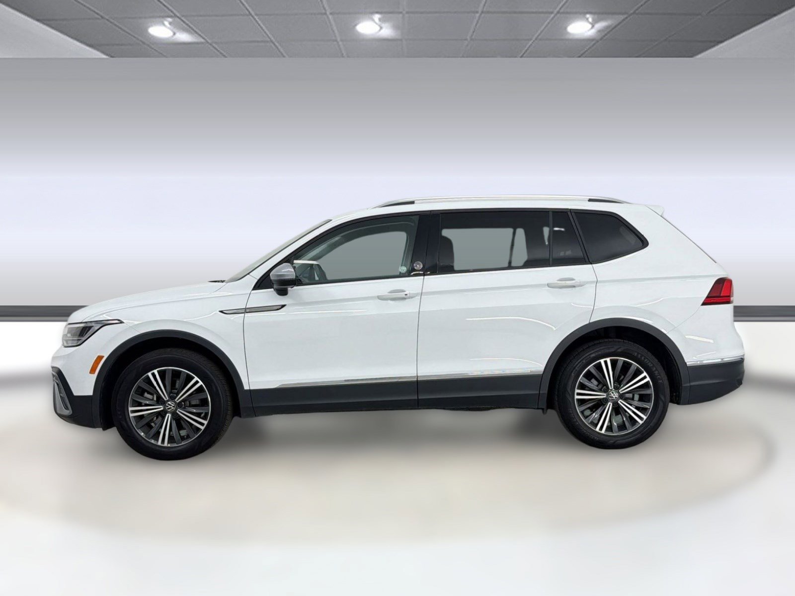 Used 2024 Volkswagen Tiguan Wolfsburg Edition image 2