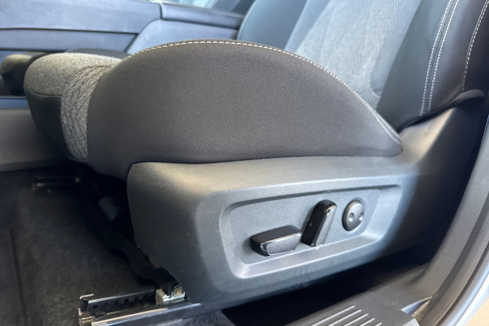 Used 2025 Nissan Rogue SV image 14